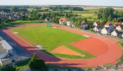 Widok z lotu ptaka na stadion lekkoatletyczny z bieżnią i boiskiem